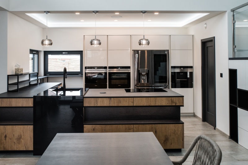 Reference / SILBERMOND: BURGUESA EICHE - LAMINÁT, BÍLÝ LESK - LAK, DESKA - CORO, 6,45m - foto Reference / SILBERMOND: BURGUESA EICHE - LAMINÁT, BÍLÝ LESK - LAK, DESKA - CORO, 6,45m - foto