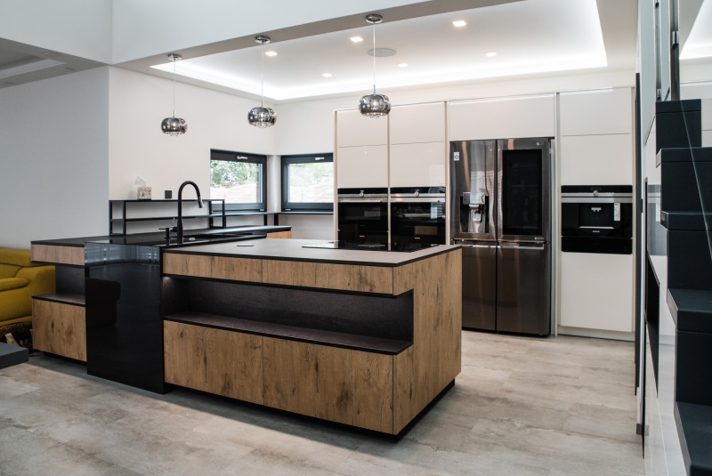 Reference / SILBERMOND: BURGUESA EICHE - LAMINÁT, BÍLÝ LESK - LAK, DESKA - CORO, 6,45m - foto Reference / SILBERMOND: BURGUESA EICHE - LAMINÁT, BÍLÝ LESK - LAK, DESKA - CORO, 6,45m - foto