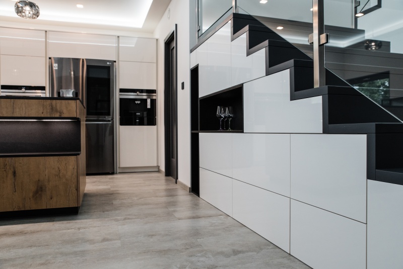 Reference / SILBERMOND: BURGUESA EICHE - LAMINÁT, BÍLÝ LESK - LAK, DESKA - CORO, 6,45m - foto Reference / SILBERMOND: BURGUESA EICHE - LAMINÁT, BÍLÝ LESK - LAK, DESKA - CORO, 6,45m - foto