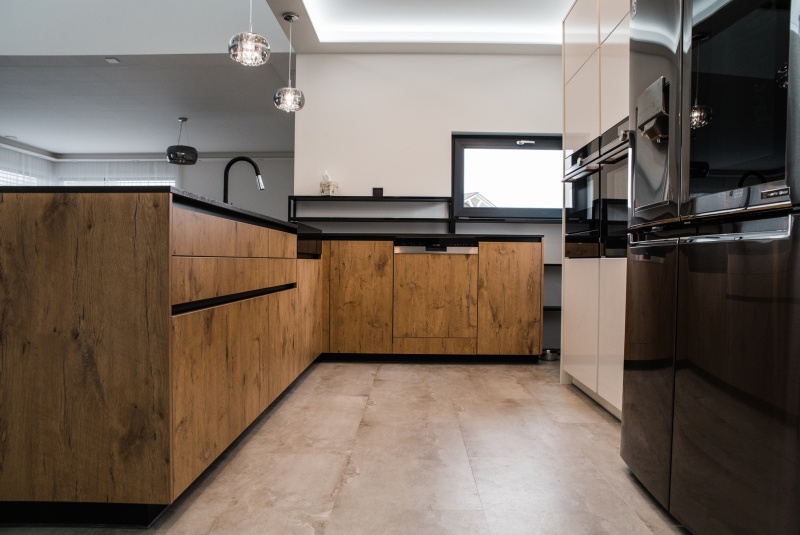 Reference / SILBERMOND: BURGUESA EICHE - LAMINÁT, BÍLÝ LESK - LAK, DESKA - CORO, 6,45m - foto Reference / SILBERMOND: BURGUESA EICHE - LAMINÁT, BÍLÝ LESK - LAK, DESKA - CORO, 6,45m - foto