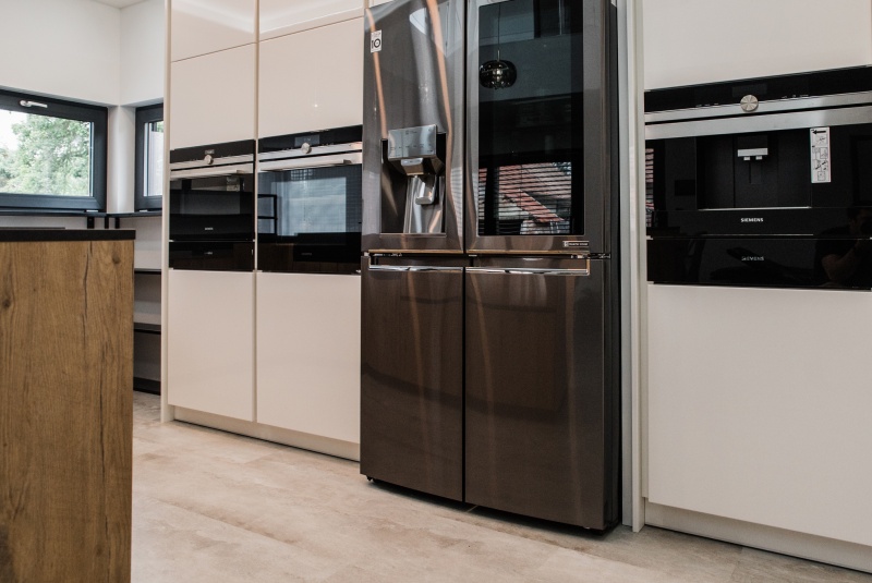 Reference / SILBERMOND: BURGUESA EICHE - LAMINÁT, BÍLÝ LESK - LAK, DESKA - CORO, 6,45m - foto Reference / SILBERMOND: BURGUESA EICHE - LAMINÁT, BÍLÝ LESK - LAK, DESKA - CORO, 6,45m - foto