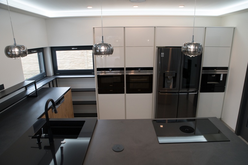 Reference / SILBERMOND: BURGUESA EICHE - LAMINÁT, BÍLÝ LESK - LAK, DESKA - CORO, 6,45m - foto Reference / SILBERMOND: BURGUESA EICHE - LAMINÁT, BÍLÝ LESK - LAK, DESKA - CORO, 6,45m - foto