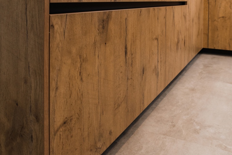 Reference / SILBERMOND: BURGUESA EICHE - LAMINÁT, BÍLÝ LESK - LAK, DESKA - CORO, 6,45m - foto Reference / SILBERMOND: BURGUESA EICHE - LAMINÁT, BÍLÝ LESK - LAK, DESKA - CORO, 6,45m - foto