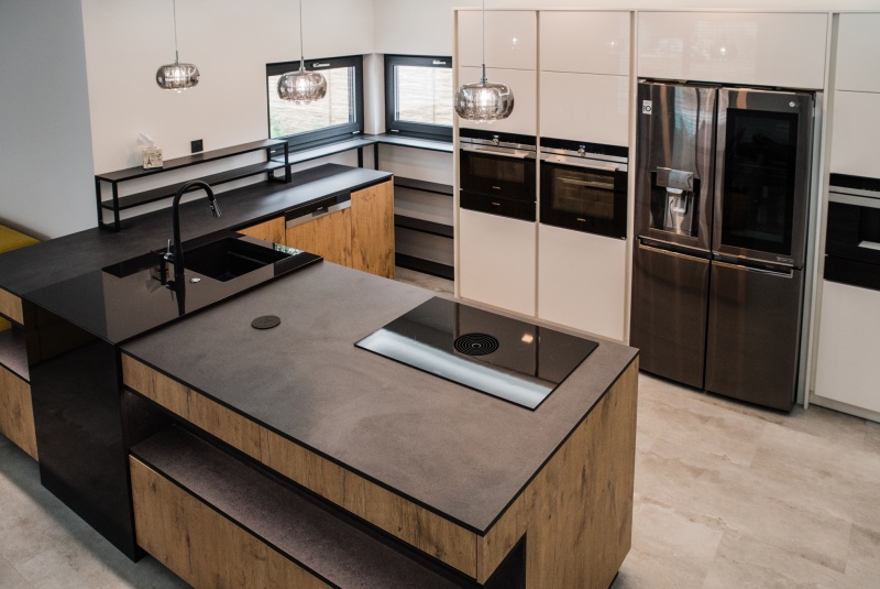 Reference / SILBERMOND: BURGUESA EICHE - LAMINÁT, BÍLÝ LESK - LAK, DESKA - CORO, 6,45m - foto Reference / SILBERMOND: BURGUESA EICHE - LAMINÁT, BÍLÝ LESK - LAK, DESKA - CORO, 6,45m - foto