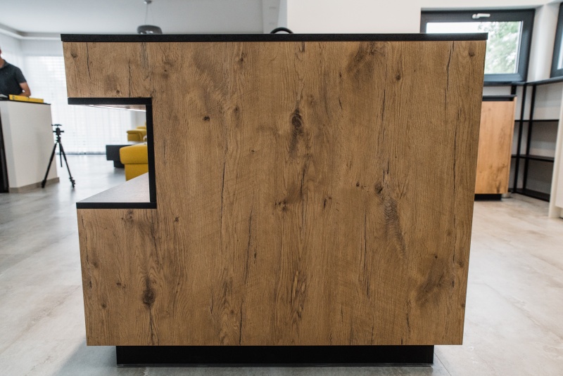 Reference / SILBERMOND: BURGUESA EICHE - LAMINÁT, BÍLÝ LESK - LAK, DESKA - CORO, 6,45m - foto Reference / SILBERMOND: BURGUESA EICHE - LAMINÁT, BÍLÝ LESK - LAK, DESKA - CORO, 6,45m - foto