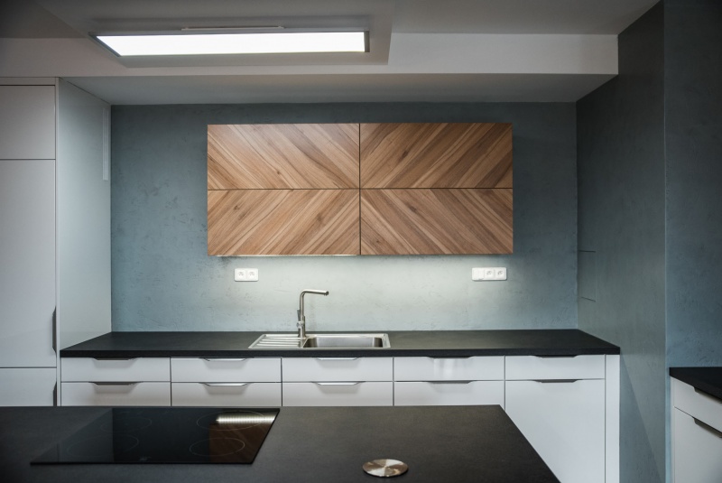 Reference / LIVING: BÍLÝ LESK - LAK, DESKA - SIRUS, 10,2m - foto Reference / LIVING: BÍLÝ LESK - LAK, DESKA - SIRUS, 10,2m - foto