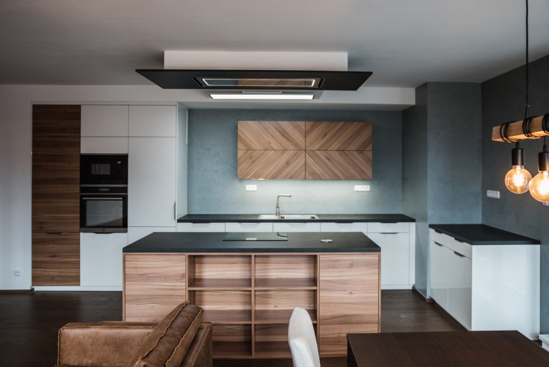 Reference / LIVING: BÍLÝ LESK - LAK, DESKA - SIRUS, 10,2m - foto Reference / LIVING: BÍLÝ LESK - LAK, DESKA - SIRUS, 10,2m - foto