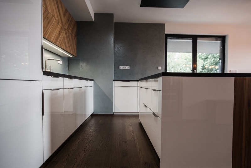 Reference / LIVING: BÍLÝ LESK - LAK, DESKA - SIRUS, 10,2m - foto Reference / LIVING: BÍLÝ LESK - LAK, DESKA - SIRUS, 10,2m - foto