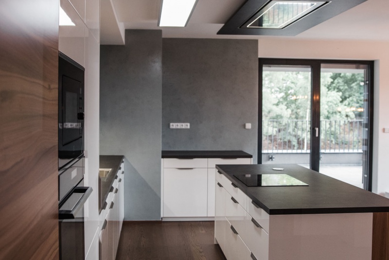 Reference / LIVING: BÍLÝ LESK - LAK, DESKA - SIRUS, 10,2m - foto Reference / LIVING: BÍLÝ LESK - LAK, DESKA - SIRUS, 10,2m - foto