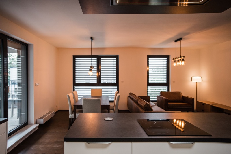 Reference / LIVING: BÍLÝ LESK - LAK, DESKA - SIRUS, 10,2m - foto Reference / LIVING: BÍLÝ LESK - LAK, DESKA - SIRUS, 10,2m - foto