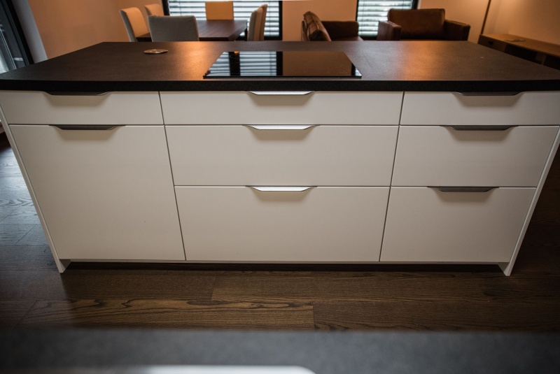 Reference / LIVING: BÍLÝ LESK - LAK, DESKA - SIRUS, 10,2m - foto Reference / LIVING: BÍLÝ LESK - LAK, DESKA - SIRUS, 10,2m - foto