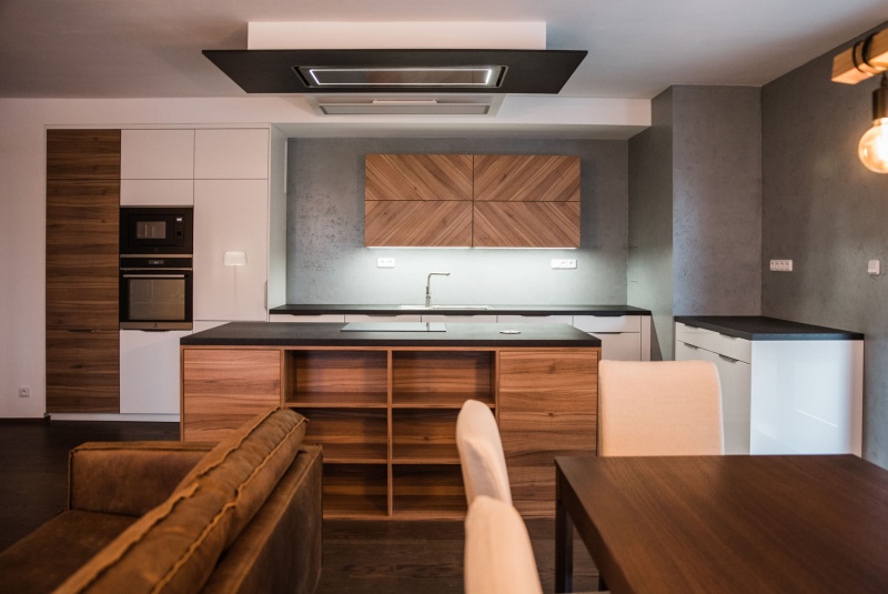 Reference / LIVING: BÍLÝ LESK - LAK, DESKA - SIRUS, 10,2m - foto Reference / LIVING: BÍLÝ LESK - LAK, DESKA - SIRUS, 10,2m - foto