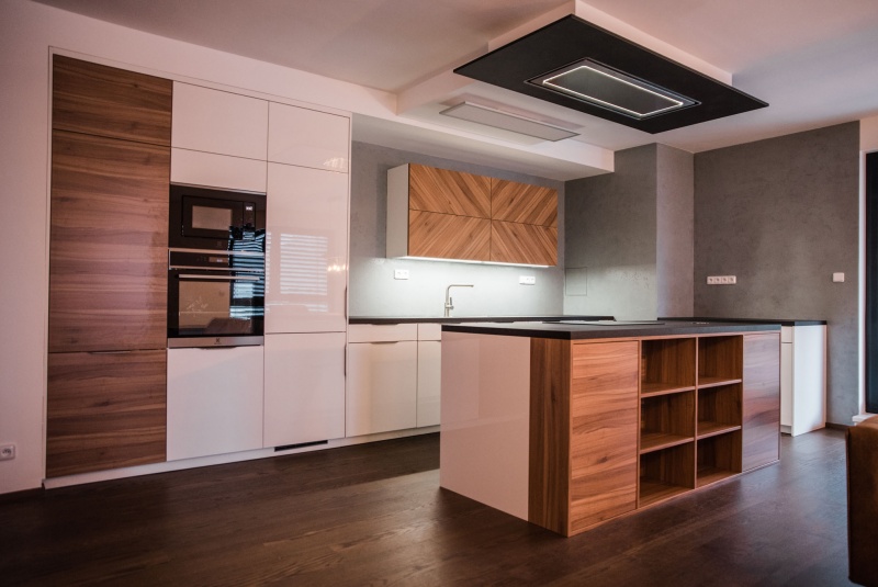 Reference / LIVING: BÍLÝ LESK - LAK, DESKA - SIRUS, 10,2m - foto Reference / LIVING: BÍLÝ LESK - LAK, DESKA - SIRUS, 10,2m - foto