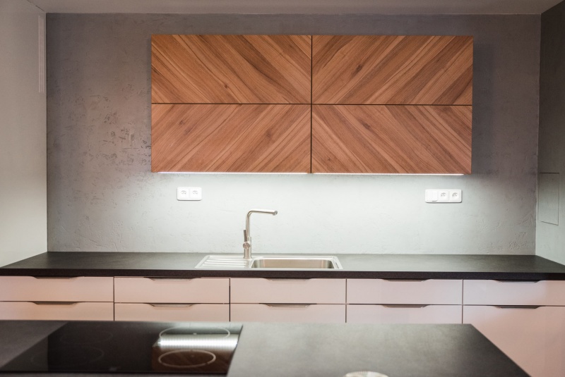 Reference / LIVING: BÍLÝ LESK - LAK, DESKA - SIRUS, 10,2m - foto Reference / LIVING: BÍLÝ LESK - LAK, DESKA - SIRUS, 10,2m - foto