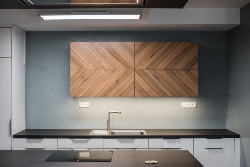 Reference / LIVING: BÍLÝ LESK - LAK, DESKA - SIRUS, 10,2m - foto Reference / LIVING: BÍLÝ LESK - LAK, DESKA - SIRUS, 10,2m - foto