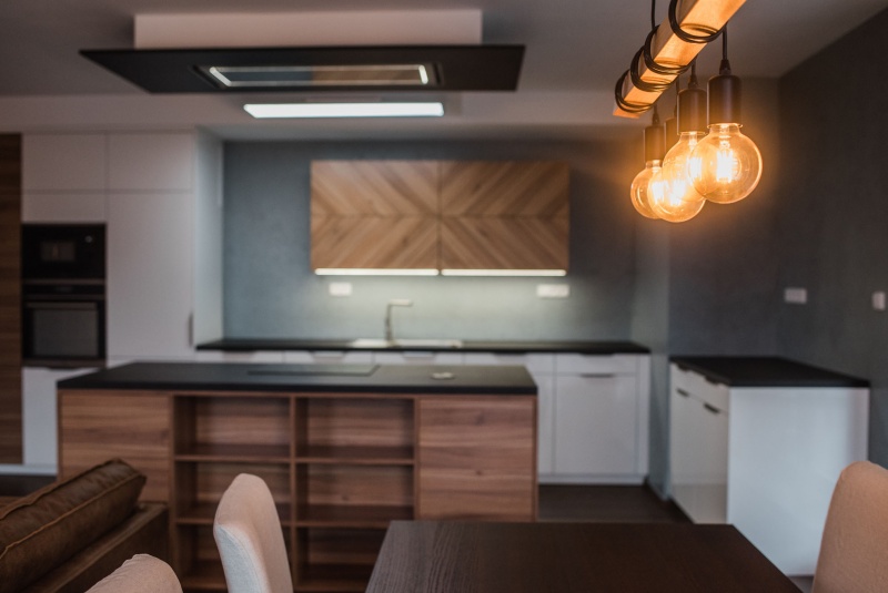 Reference / LIVING: BÍLÝ LESK - LAK, DESKA - SIRUS, 10,2m - foto Reference / LIVING: BÍLÝ LESK - LAK, DESKA - SIRUS, 10,2m - foto