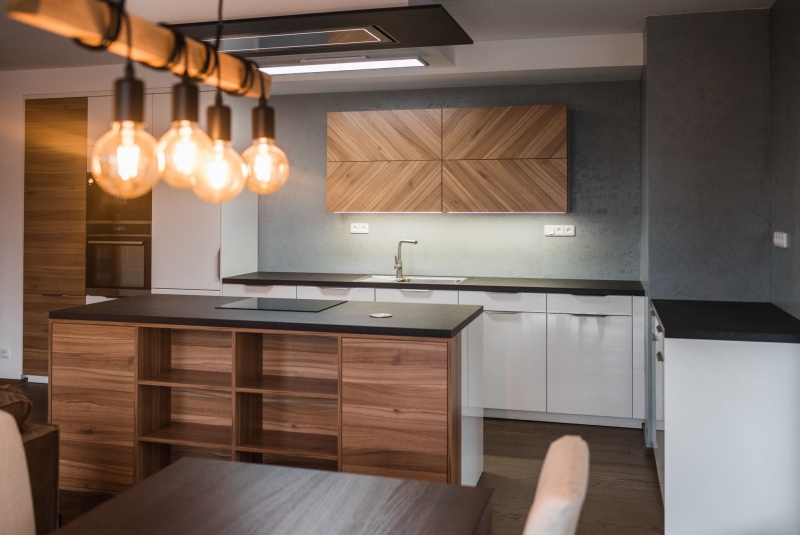 Reference / LIVING: BÍLÝ LESK - LAK, DESKA - SIRUS, 10,2m - foto Reference / LIVING: BÍLÝ LESK - LAK, DESKA - SIRUS, 10,2m - foto