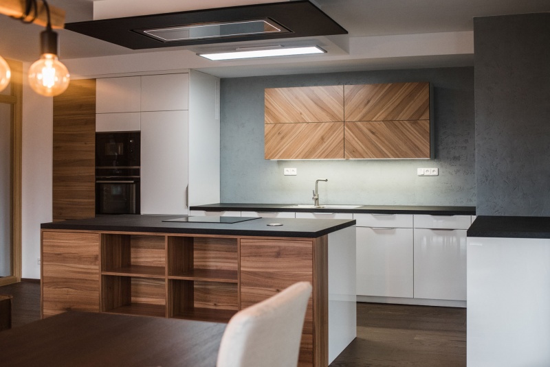 Reference / LIVING: BÍLÝ LESK - LAK, DESKA - SIRUS, 10,2m - foto Reference / LIVING: BÍLÝ LESK - LAK, DESKA - SIRUS, 10,2m - foto