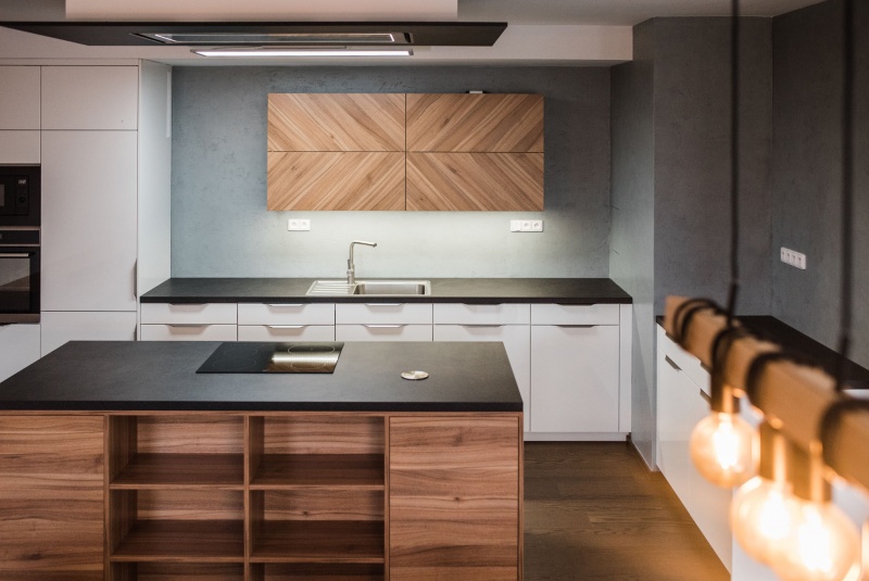 Reference / LIVING: BÍLÝ LESK - LAK, DESKA - SIRUS, 10,2m - foto Reference / LIVING: BÍLÝ LESK - LAK, DESKA - SIRUS, 10,2m - foto