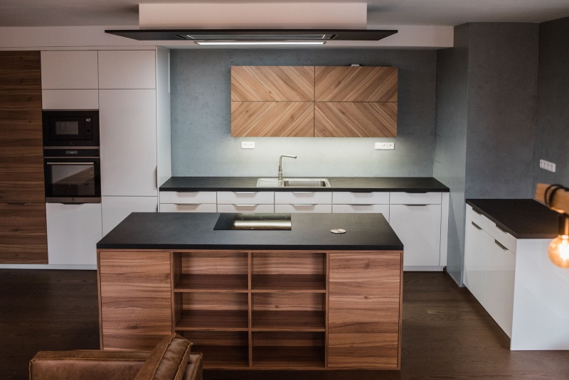 Reference / LIVING: BÍLÝ LESK - LAK, DESKA - SIRUS, 10,2m - foto Reference / LIVING: BÍLÝ LESK - LAK, DESKA - SIRUS, 10,2m - foto