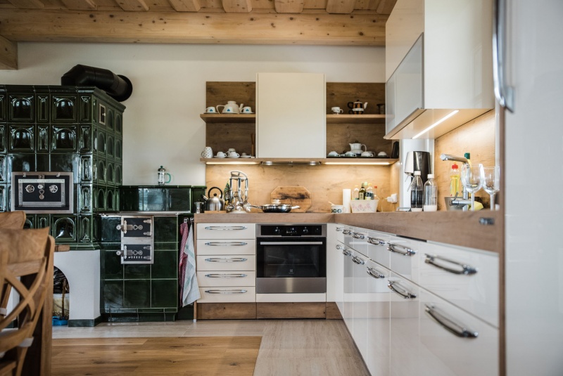 Reference / INTERDAN: MAGNOLIE LESK - LAK, DESKA - BURGUESA EICHE, 7,65m - foto Reference / INTERDAN: MAGNOLIE LESK - LAK, DESKA - BURGUESA EICHE, 7,65m - foto