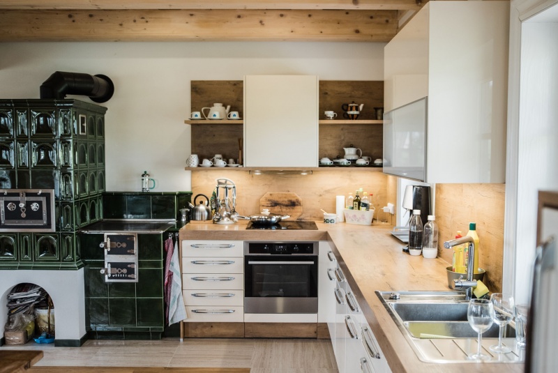 Reference / INTERDAN: MAGNOLIE LESK - LAK, DESKA - BURGUESA EICHE, 7,65m - foto Reference / INTERDAN: MAGNOLIE LESK - LAK, DESKA - BURGUESA EICHE, 7,65m - foto