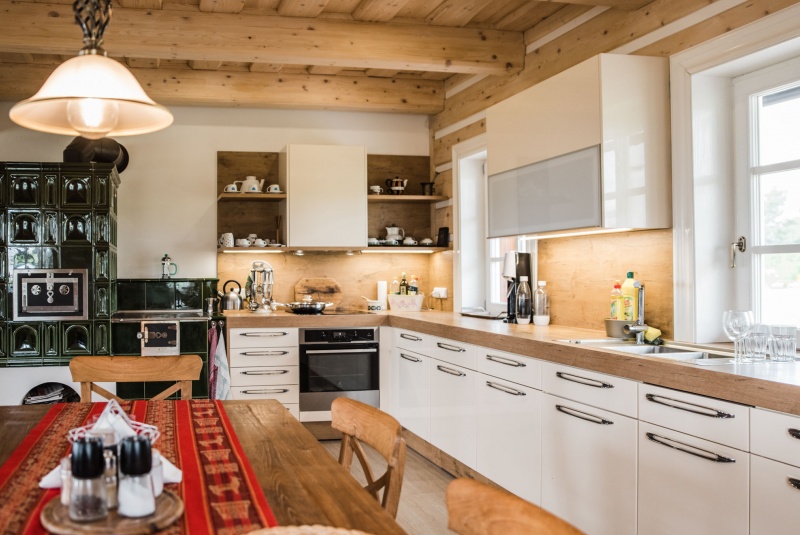 Reference / INTERDAN: MAGNOLIE LESK - LAK, DESKA - BURGUESA EICHE, 7,65m - foto Reference / INTERDAN: MAGNOLIE LESK - LAK, DESKA - BURGUESA EICHE, 7,65m - foto