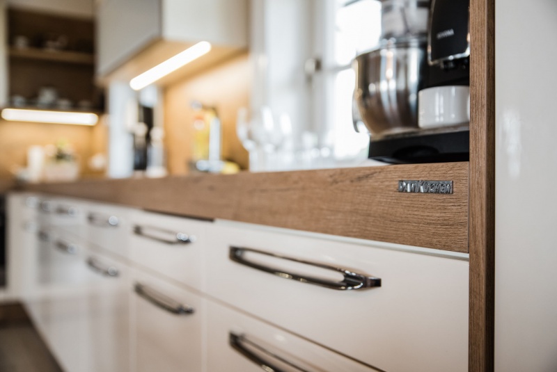 Reference / INTERDAN: MAGNOLIE LESK - LAK, DESKA - BURGUESA EICHE, 7,65m - foto Reference / INTERDAN: MAGNOLIE LESK - LAK, DESKA - BURGUESA EICHE, 7,65m - foto