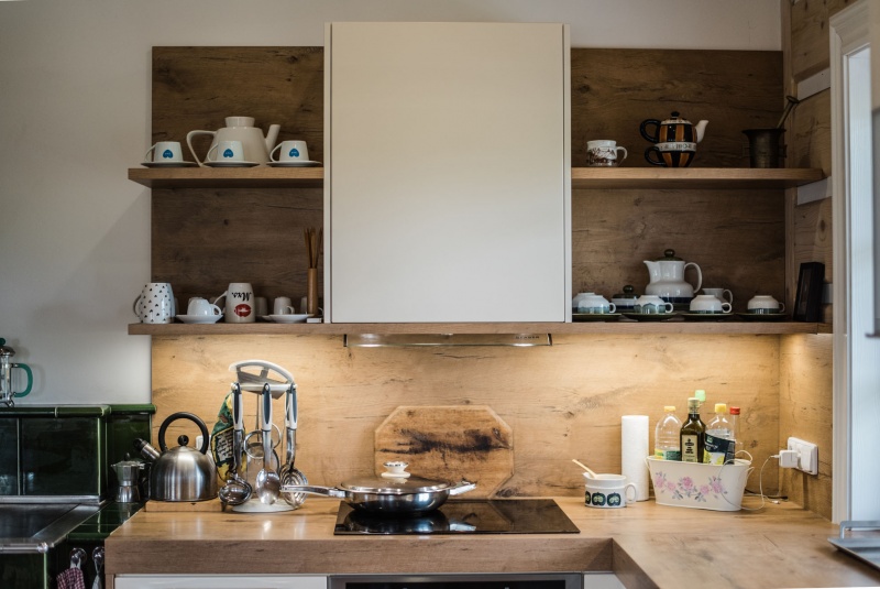 Reference / INTERDAN: MAGNOLIE LESK - LAK, DESKA - BURGUESA EICHE, 7,65m - foto Reference / INTERDAN: MAGNOLIE LESK - LAK, DESKA - BURGUESA EICHE, 7,65m - foto