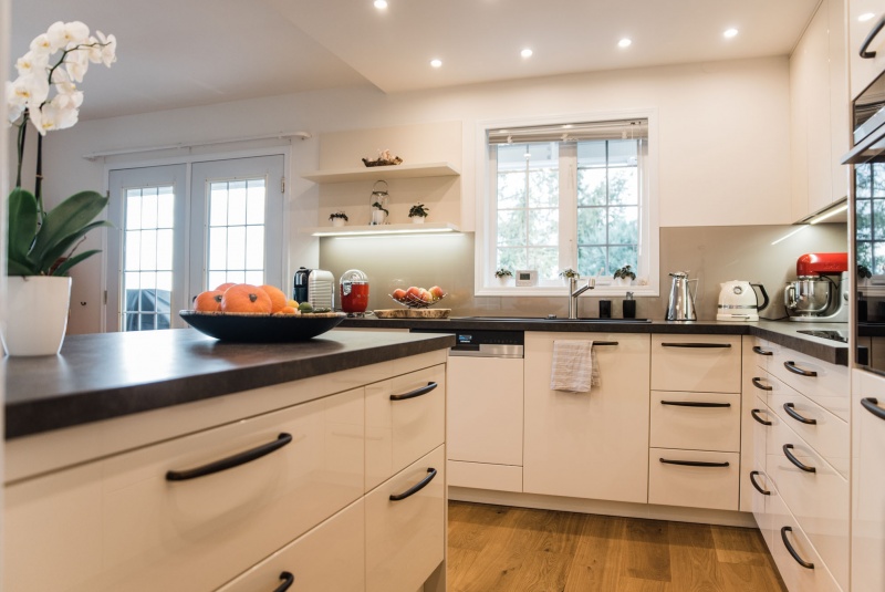 Reference / LIVING: MAGNOLIE LESK - LAK, DESKA - KERAMIKA, 8,45m - foto Reference / LIVING: MAGNOLIE LESK - LAK, DESKA - KERAMIKA, 8,45m - foto