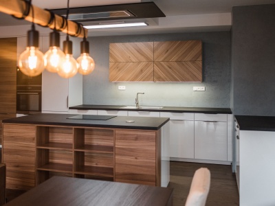 LIVING: BÍLÝ LESK - LAK, DESKA - SIRUS, 10,2m