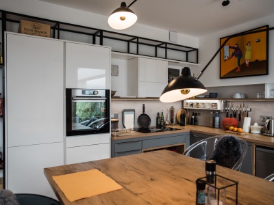 LIVING: BÍLÝ LESK - LAK, SCHIEFER MAT - LAK, DESKA - BURGUESA EICHE, 8,9m