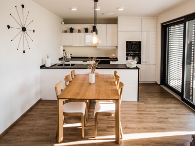 LACORTE: BÍLÝ LESK - LAK, DESKA - KÁMEN, 6,6m