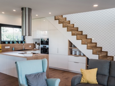 LIVING: BÍLÝ LESK - LAK, DESKA -ULME,  7,90m