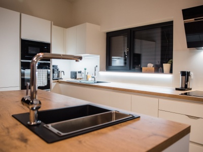 SILBERMOND: BÍLÝ MAT - LAK, DESKA - BURGUESA EICHE, 9,12m