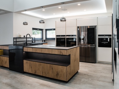 SILBERMOND: BURGUESA EICHE - LAMINÁT, BÍLÝ LESK - LAK, DESKA - CORO, 6,45m