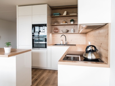 GRANADA: BÍLÝ LESK - LAK, DESKA - ASTEICHE, 5,4m