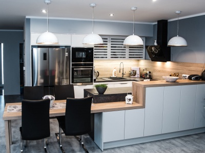 LIVING: BÍLÝ LESK - LAK, CANEL MAT - LAK, DESKA - GRANIT ANTRAZIT, 7,9m