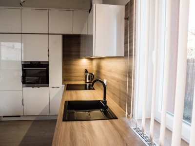 LACORTE: BÍLÝ LESK - LAK, DESKA - BURGUESA EICHE, 6,9m